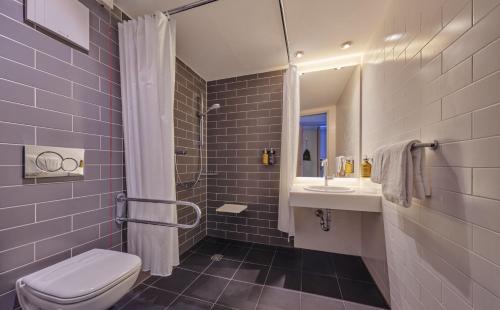 ein Bad mit einem WC und einem Waschbecken in der Unterkunft Holiday Inn Express Berlin City Centre, an IHG Hotel in Berlin