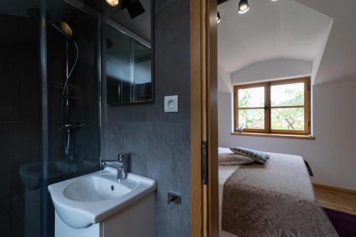 A bathroom at Komun Apartments
