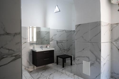 bagno con lavandino e specchio di San Felice Palace a Napoli
