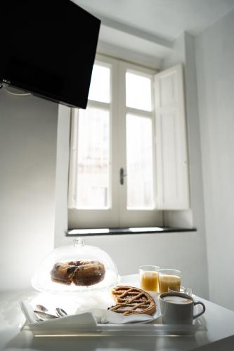 een tafel met een bord donuts op een toonbank bij San Felice Palace in Napels