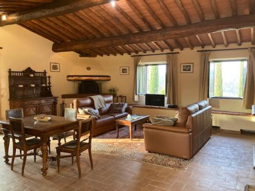 a living room with a couch and a table at Agriturismo Vinci in Gaiole in Chianti
