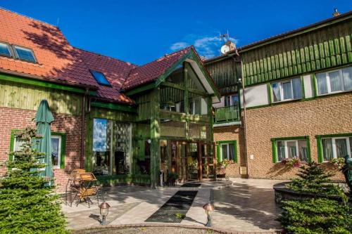 un gran edificio de ladrillo con un patio delante de él en Folwark Nadmorska Ostoja, en Mechelinki