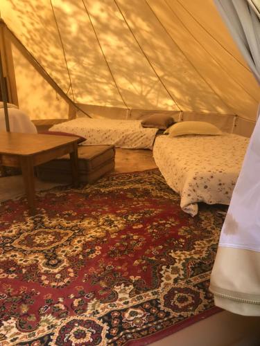 LangonにあるDomaine de la Gaucherieのテント内のベッド2台が備わる部屋