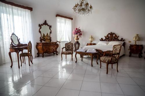 um quarto com uma cama, uma mesa e cadeiras em A~Mare Casa Vacanze em Fezzano