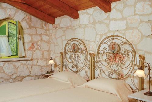 Agios LeonにあるLidaの石壁のベッドルーム1室