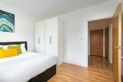 Letto o letti in una camera di Skyvillion - COZY APARTMENTS in Enfield Town With Free Parking & Wifi