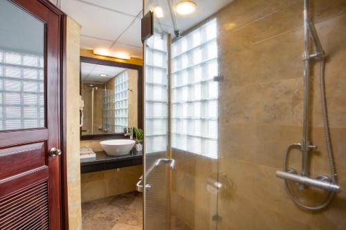 uma casa de banho com um chuveiro e uma porta de vidro em TK123 Hanoi Hotel em Hanói