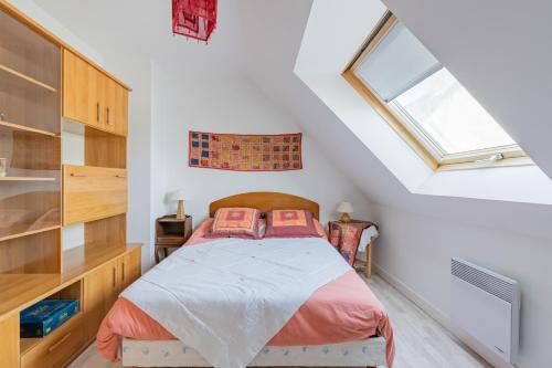 Schlafzimmer mit einem Bett und einem Fenster in der Unterkunft Ty Yann in Carantec