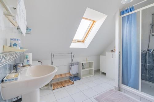ein Bad mit einem Waschbecken und einer Dusche in der Unterkunft Ty Yann in Carantec