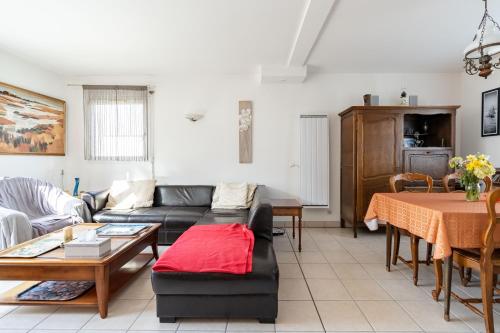 un salon avec un canapé et une table dans l'établissement Ty Yann, à Carantec