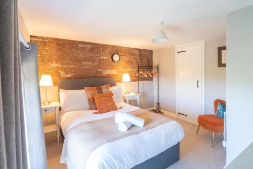 Ένα ή περισσότερα κρεβάτια σε δωμάτιο στο Gatesgarth Cottage @ The Pheasant Inn