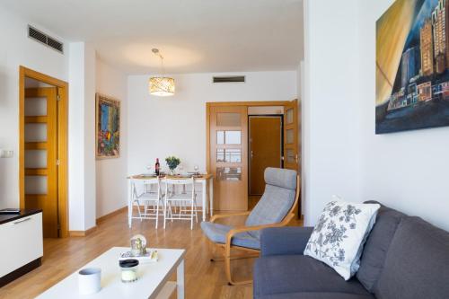 een woonkamer met een bank en een tafel bij Medinaceli airco, wifi and free parking in Valencia