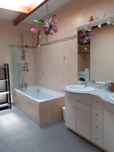 a bathroom with two sinks and a bath tub at La grange des chouettes in Ilheu