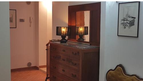 a room with two lamps on top of a dresser at Casina Margherita in Siena