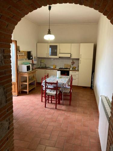 a kitchen and dining room with a table and chairs at Lucignolo in Lucignano