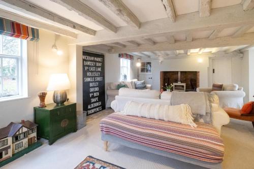 un soggiorno con 2 letti e un divano di White Cottage, Iken - Aldeburgh Coastal Cottages a Snape