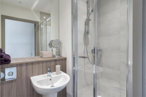 y baño con ducha y lavamanos. en Yugo Explore - Melbourn Point en Cork