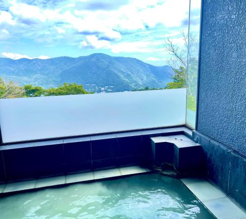 bañera con vistas a las montañas en gran terrace Le Lien Hakone en Hakone