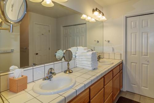 ein Badezimmer mit zwei Waschbecken und einem großen Spiegel in der Unterkunft Moler Lake House & Northshore Getaway in Bass Lake
