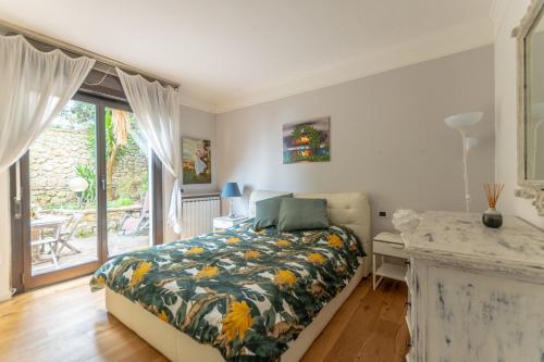 een slaapkamer met een bed, een bureau en een raam bij Oltre House in Lerici