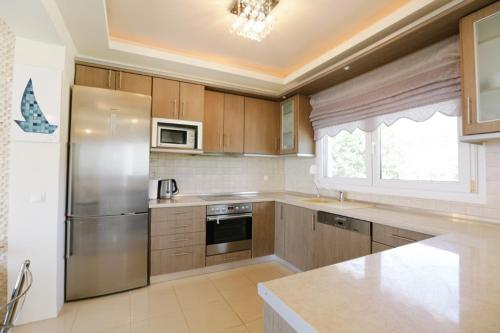 Dapur atau dapur kecil di Mira Mare Beachfront Villa