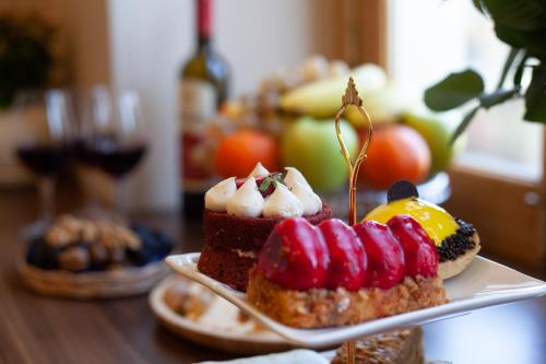 een bord desserts op een houten tafel bij Hotel Avenue 106 in Tbilisi City