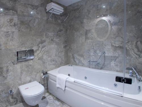 Bilik mandi di Motali Life Hotel