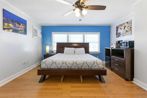 1 dormitorio con 1 cama y ventilador de techo en Newly-renovated Comfortable Studios Near All NOLA Hot Spots, en Nueva Orleans