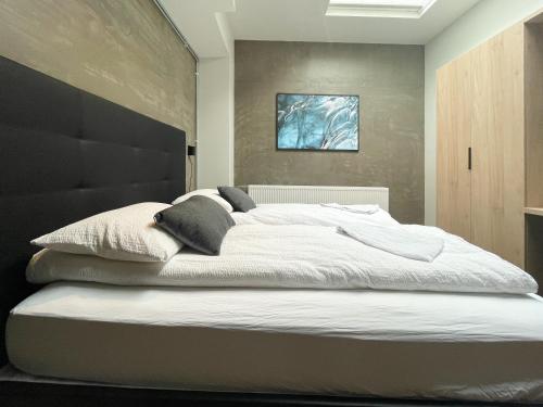 Ein Bett oder Betten in einem Zimmer der Unterkunft OK Studios