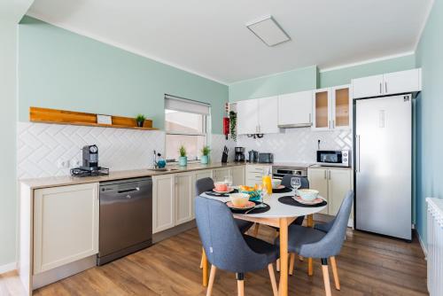 A kitchen or kitchenette at Bela Vista - Beach Apartment