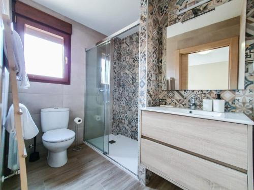 a bathroom with a toilet and a sink and a shower at DOMVS II in El Burgo de Osma