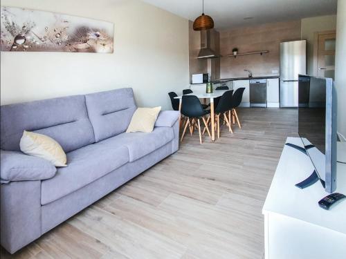 uma sala de estar com um sofá e uma cozinha em DOMVS II em El Burgo de Osma