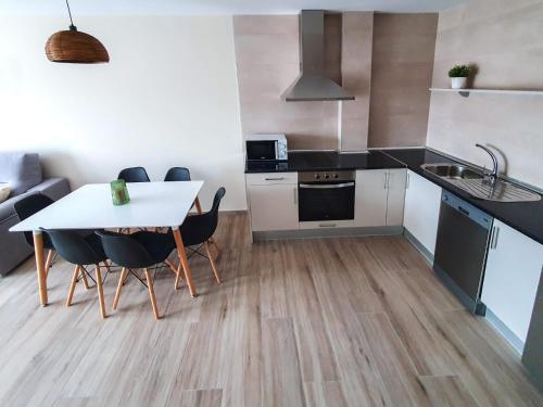 a kitchen and dining room with a table and chairs at DOMVS II in El Burgo de Osma