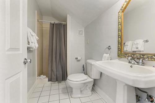 Ванная комната в Newly-renovated Comfortable Studios Near All NOLA Hot Spots