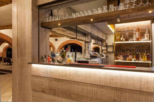 un bar dans un bâtiment avec des verres sur le mur dans l'établissement Luxor Chianti Glamping village, à Castellina in Chianti