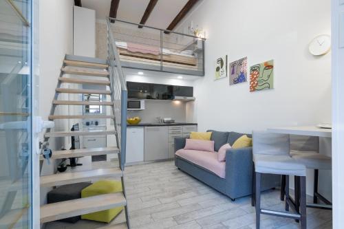 uma sala de estar com uma escada e um sofá em Urban Apartments Pula em Pula