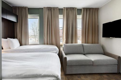 Una cama o camas en una habitación de Sure Hotel Studio by Best Western Bromma
