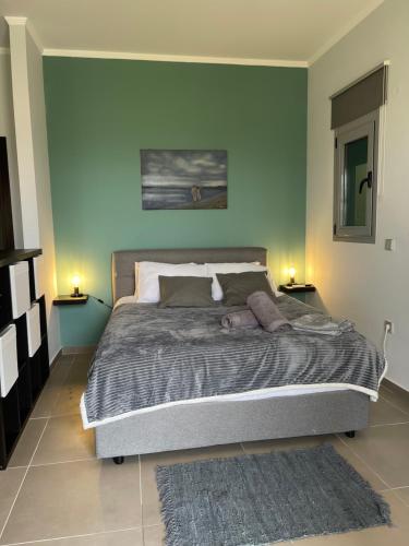 sypialnia z dużym łóżkiem z niebieskimi ścianami w obiekcie Breathtaking view guesthouse2 w mieście Psalidi