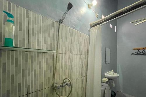 Un baño con ducha, inodoro y lavabo. en Mbah Mek Trawangan Homestay, en Gili Trawangan