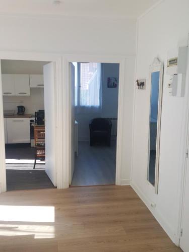 - une vue sur la cuisine et le salon dans l'établissement Appartement cosy à Rosny-sous-Bois 42 m² avec parking, à Rosny-sous-Bois