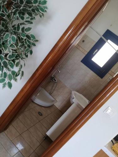 an overhead view of a bathroom with two toilets at Studio Poseidon in Lipsoi