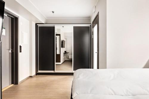Una cama o camas en una habitación de Sure Hotel Studio by Best Western Bromma