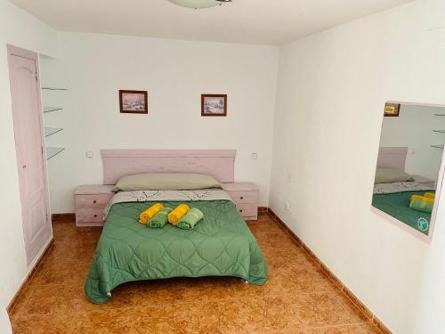 Giường trong phòng chung tại Alameda Beach I