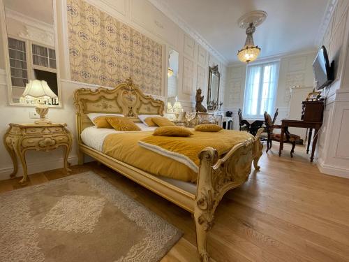 1 dormitorio con 1 cama grande y sala de estar en Le Domaine de Canesse, en Saint-Ciers-de-Canesse