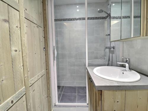 ein Bad mit einem Waschbecken und einer Dusche in der Unterkunft Appartement Méribel, 2 pièces, 4 personnes - FR-1-182-51 in Méribel