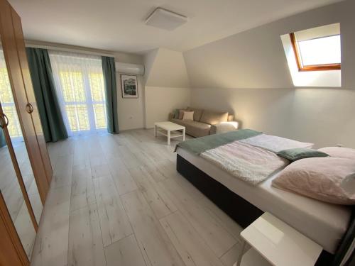Un pat sau paturi într-o cameră la Villa Tara Bük