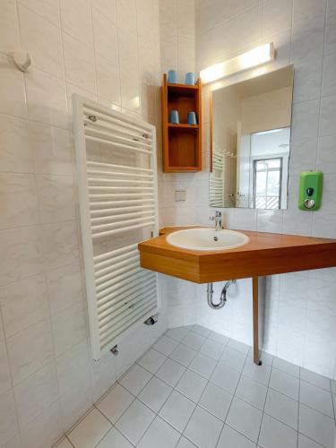 un bagno con lavandino e specchio di Aktiv-Hotel Stock & Stein a Königstein