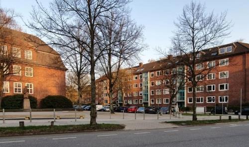a city street with buildings and trees and a road at schönes Privatzimmer in Hamburg Winterhude in Hamburg
