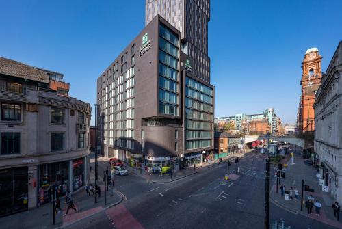 une vue aérienne sur une rue de la ville avec des bâtiments dans l'établissement Holiday Inn Express Manchester City Centre, an IHG Hotel, à Manchester