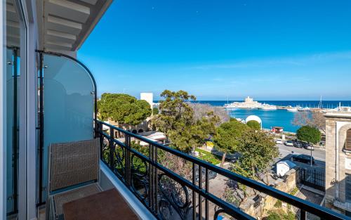 un balcone con vista sull'oceano e su una nave da crociera di Hotel Hermes a Città di Rodi